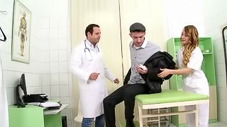 Babe sucks a big cock before getting her cunt pounded