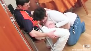 Мама спалила сына и выебала1