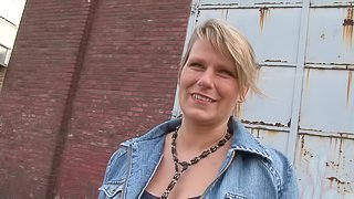 Mature blonde lady enjoys playing with her pulsating vagina