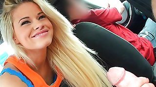 Amateur gets fucked in a taxi
