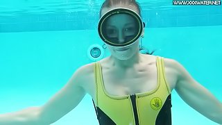 Minnie continues make out in the pool