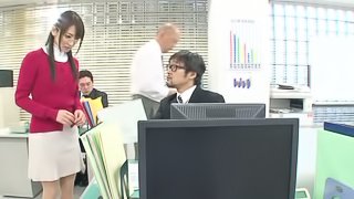 Quick blowjob in the office from Saki Kouzai