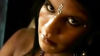 Hot Indian babe in golden decorations flaunting her fresh body