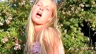 Lana is masturbating her puss in the garden